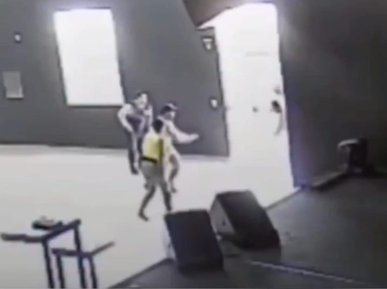 Homem em surto invade igreja, ataca policiais e morre após ser baleado em Caldas Novas