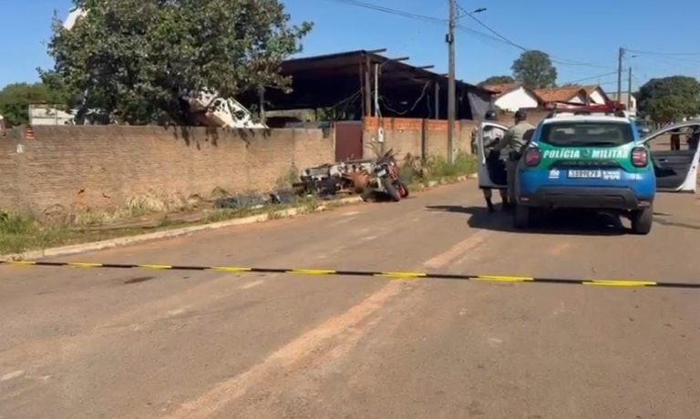 Homem é encontrado morto ao lado de moto no bairro Jardim Catalão