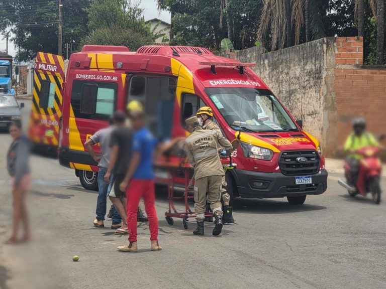 Acidente entre carro e moto deixa uma pessoa ferida no bairro Paineiras, em Catalão