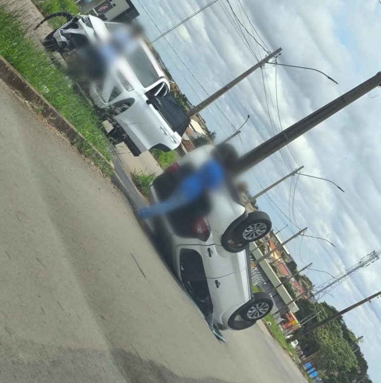 Colisão entre dois carros provoca capotamento no bairro Ipanema, em Catalão