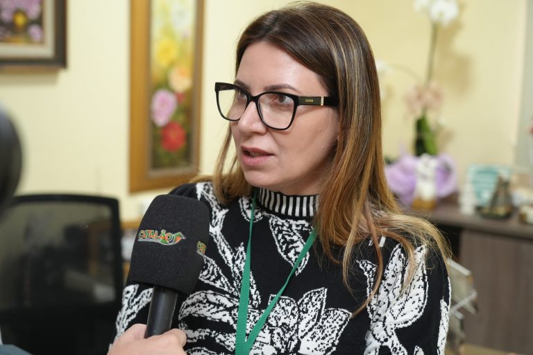 Samara Esperidião confirma entrega de 71 escrituras e 500 cartões do Aluguel Social