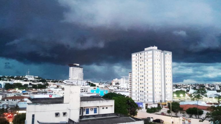 Cimehgo emite alerta laranja de chuvas intensas para Goiás; Catalão já soma quase 90 mm na semana