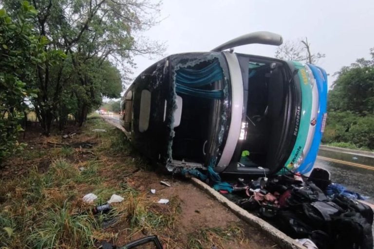 Ônibus tomba na GO-060, em Iporá, e deixa três mulheres mortas e 35 feridos