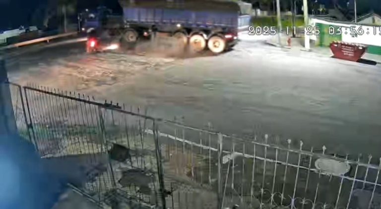 Jovem de 19 anos fica ferido após colisão entre moto e caminhão em Catalão