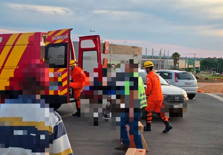 Mulher fica ferida após colisão entre motocicletas perto do acesso a Ouvidor