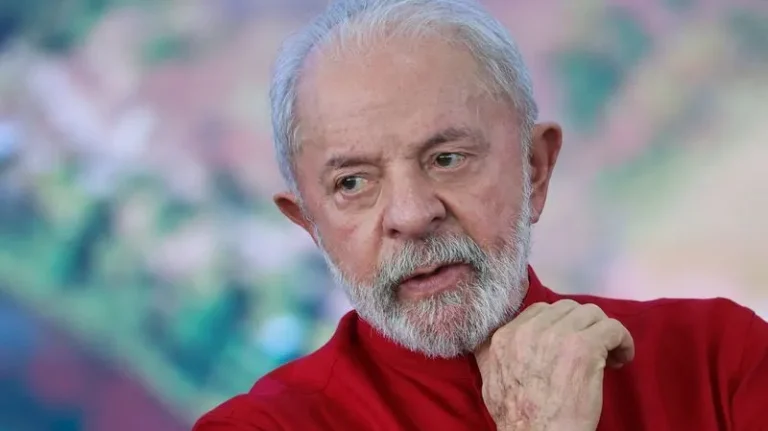 Lula sanciona lei que proíbe linguagem neutra em órgãos públicos