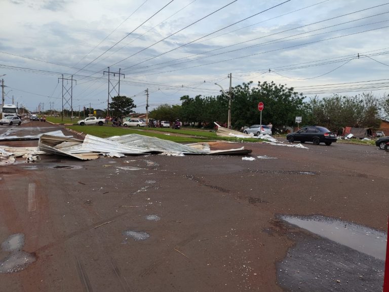 Fortes chuvas derrubam fios e provocam transtornos em Itumbiara neste domingo