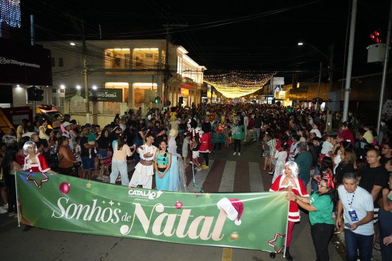 Espetáculo “Sonhos de Natal” reúne milhares de pessoas na Avenida 20 de Agosto