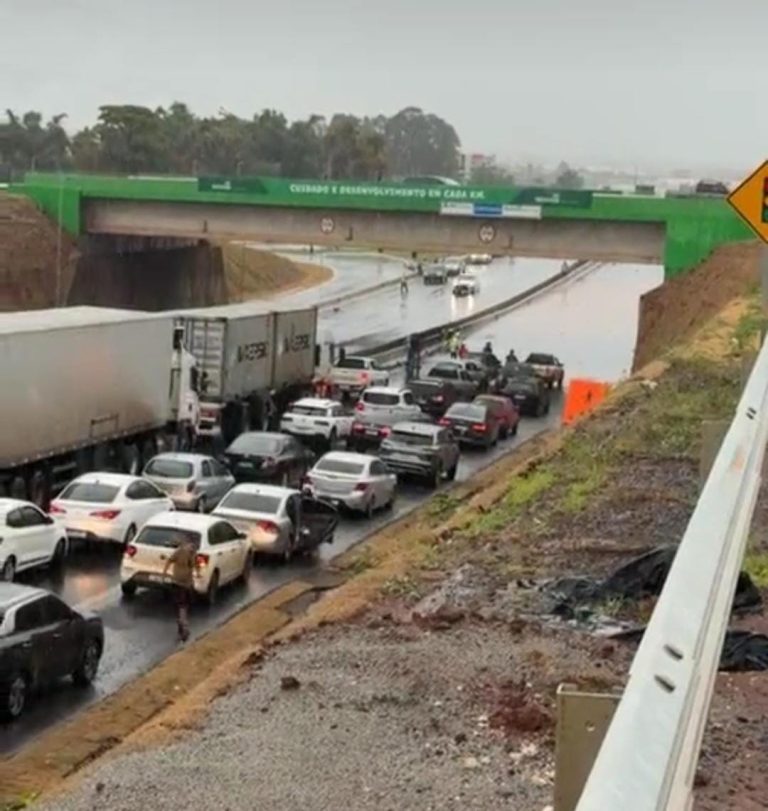 Temporal provoca alagamentos e interdita trechos da BR-050 em Catalão
