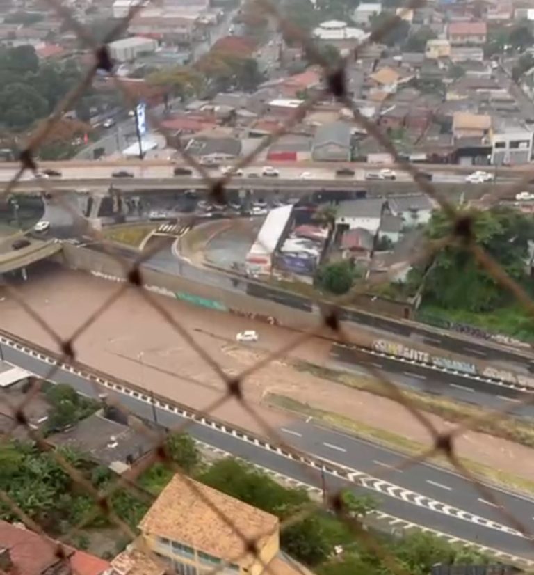 Temporal arrasta veículos, deixa adolescente presa sob carro e causa caos em Goiânia