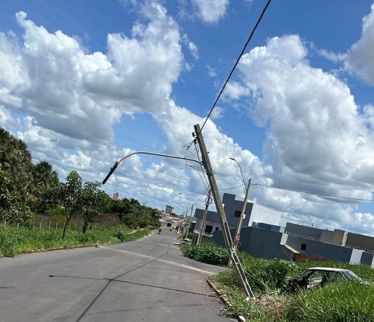 Moradores denunciam poste pendurado após acidente no Parque dos Buritis