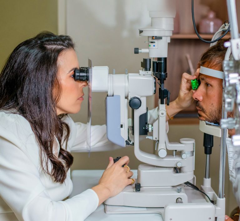 Dra. Mayara Abrahão orienta sobre riscos oculares causados por diabetes, lúpus e artrite