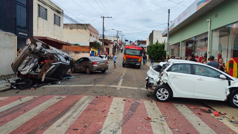 Seis pessoas ficam feridas após caminhão atingir oito veículos no centro de Catalão