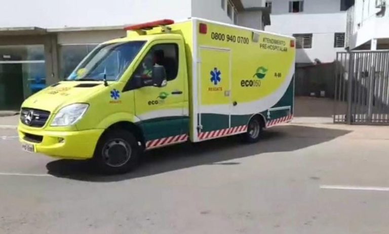 Motociclista fica gravemente ferido após cair em obra na BR-050 e parar embaixo de carreta