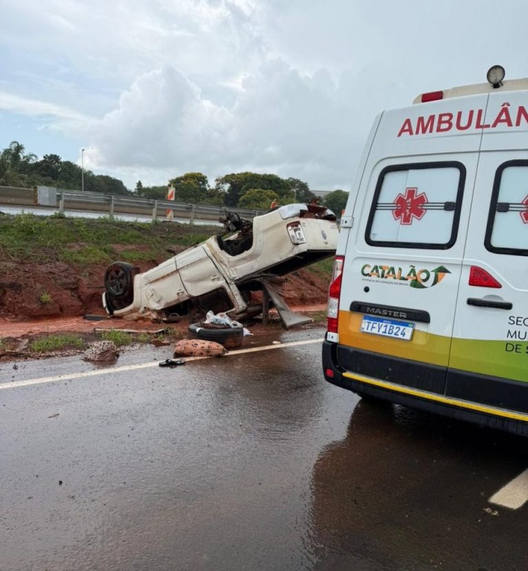 Capotamento na BR-050 deixa quatro feridos em Catalão