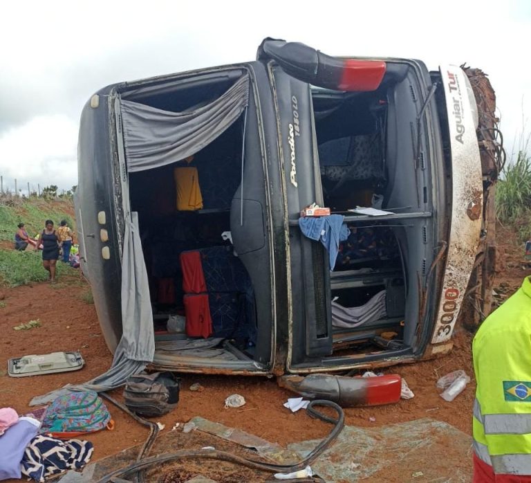 Grave acidente com ônibus deixa vários feridos na BR-050, em Campo Alegre de Goiás