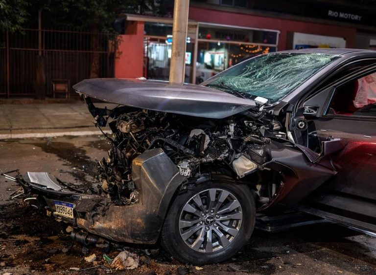 Homem fica ferido após colisão entre caminhonete e caminhão de lixo em Catalão
