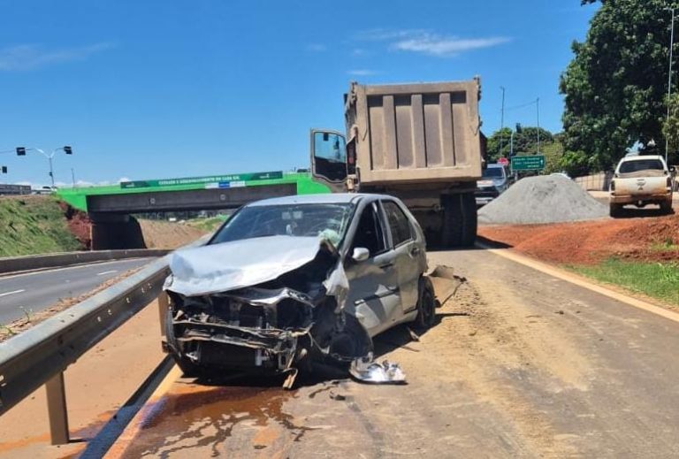 Acidente entre caminhão e carro deixa veículo destruído na BR-050, em Catalão