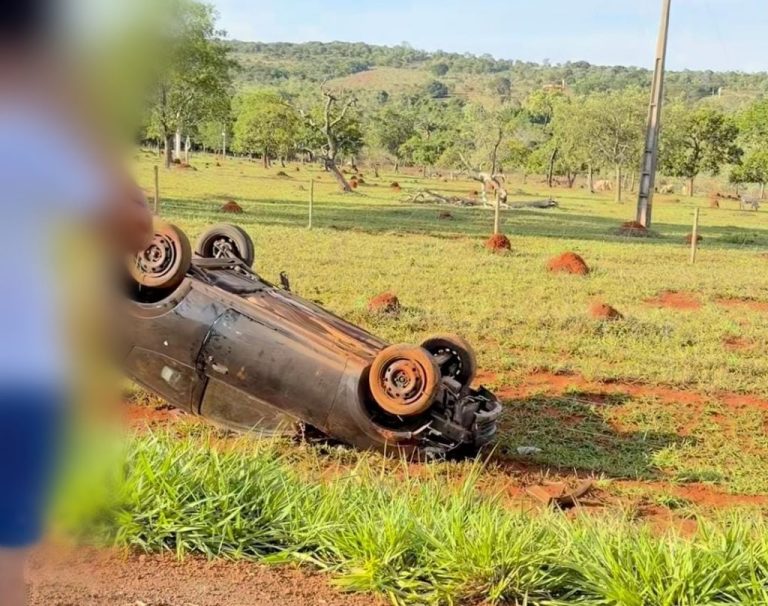 Passageira fica ferida após capotamento na GO-210, em Catalão