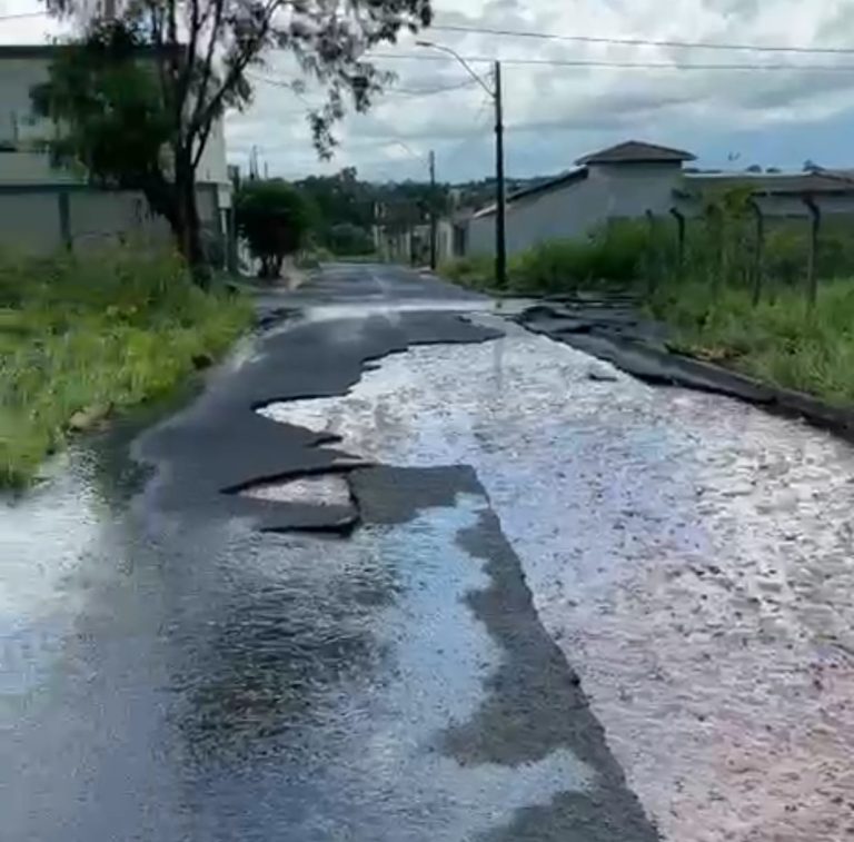 Forte chuva provoca destelhamentos, queda de árvores e alagamentos em Catalão