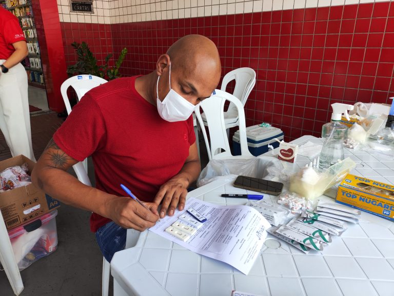 Campanha Dezembro Vermelho leva testes rápidos e orientação à população de Catalão