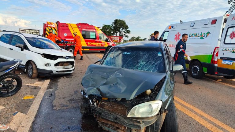 Acidente grave na GO-330 deixa duas pessoas feridas; criança sai ilesa