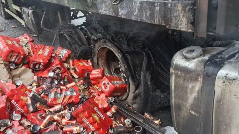 Incêndio em carreta provoca interdição na BR-050 entre Araguari e Catalão