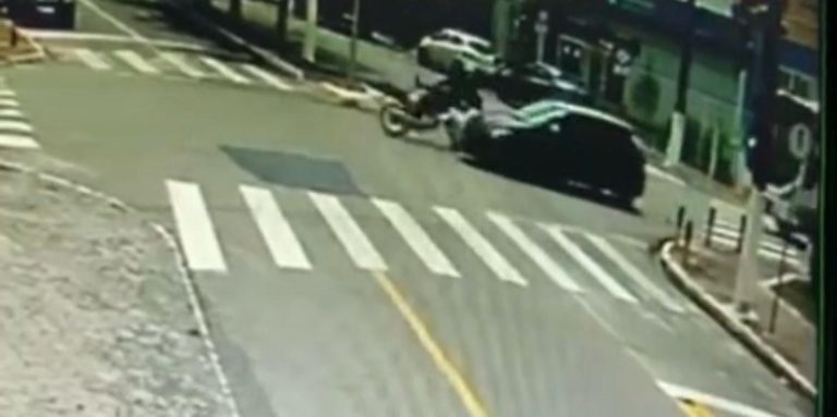 Motociclista avança sinal e fica ferido em acidente na Avenida João XXIII, em Catalão