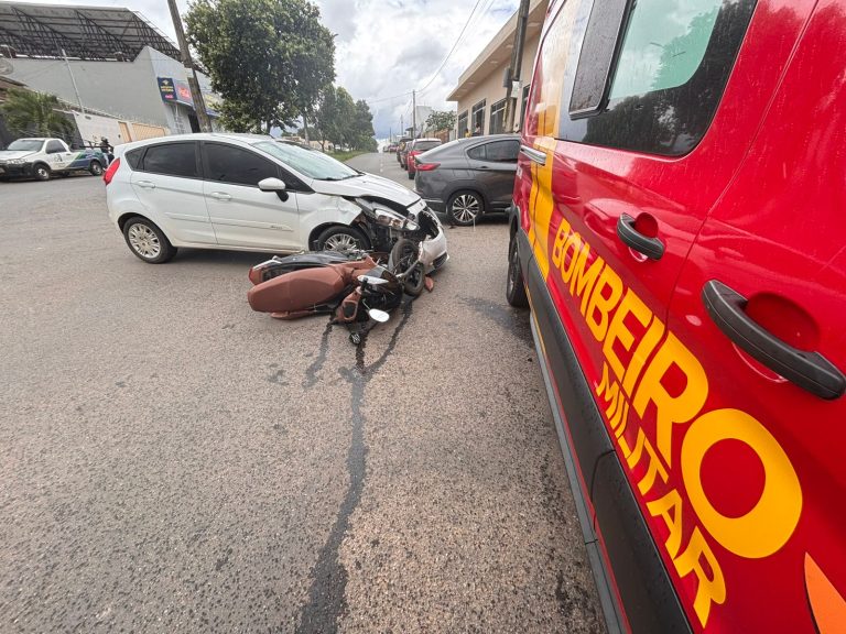Mulher fica gravemente ferida após colisão entre carro e moto no Bairro Estrela, em Catalão