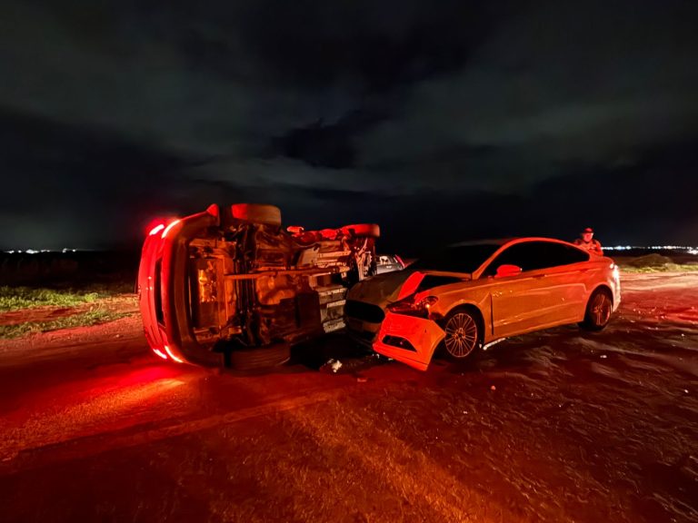 Colisão lateral entre dois carros deixa homem ferido na GO-330, em Catalão