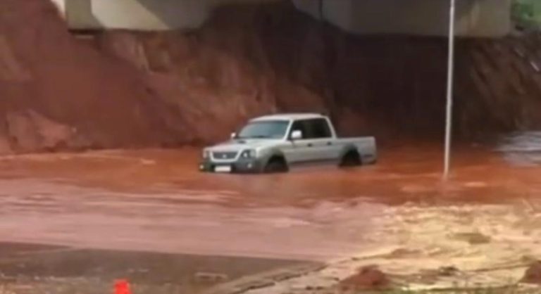 Temporal volta a causar alagamentos em trechos da BR-050 em Catalão