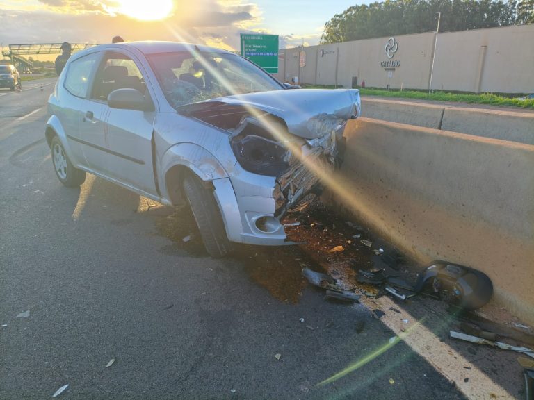 Motorista fica gravemente ferido após bater carro contra mureta na BR-050, em Catalão