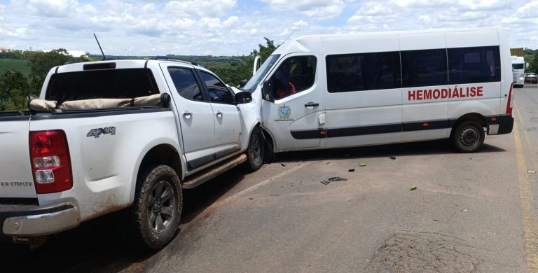 Sobe para três o número de mortos em acidente com van da Saúde de Pires do Rio