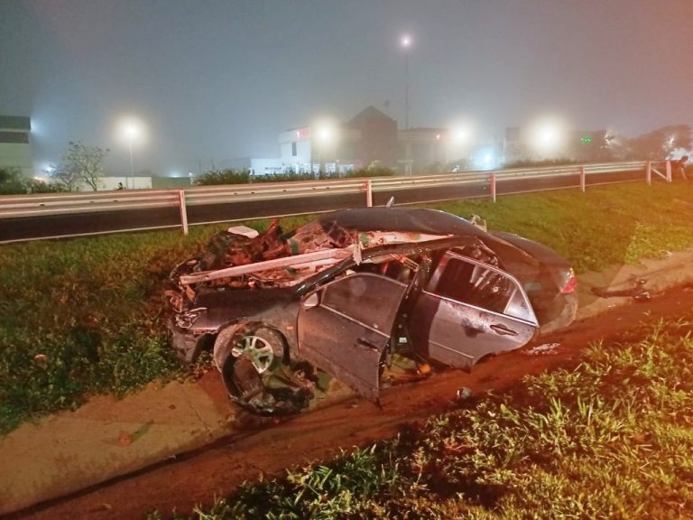 Carro bate em defensa e carreta capota na BR-050; PRF e Bombeiros atendem ocorrências