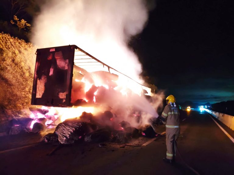 Carreta pega de algodão fogo na BR-050 e causa congestionamento próximo ao trevo de Cumari