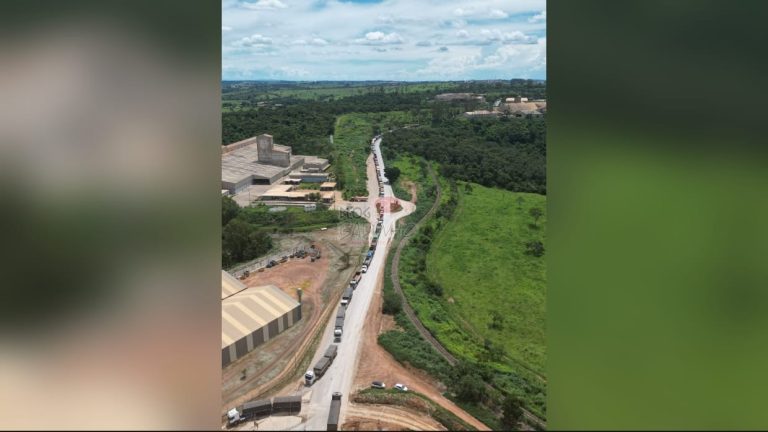 Congestionamento quilométrico de carretas na rodovia Sebastião de Pádua gera reclamações de colaboradores da CMOC Brasil