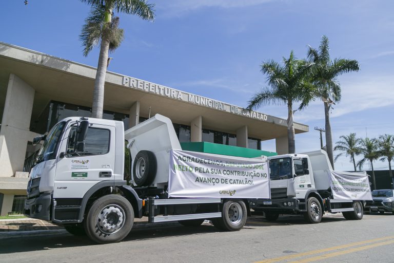 Prefeitura de Catalão entrega novos caminhões e reforça frota municipal