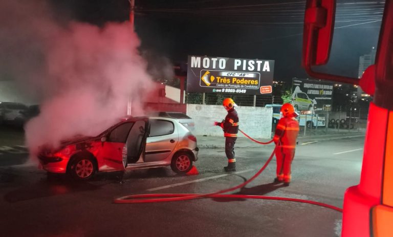 Carro pega fogo durante a madrugada no bairro Santa Cruz, em Catalão