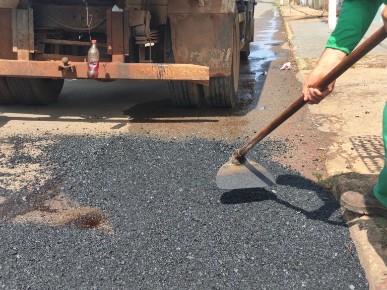 Operação tapa-buraco é retomada em Catalão após atraso na entrega de asfalto