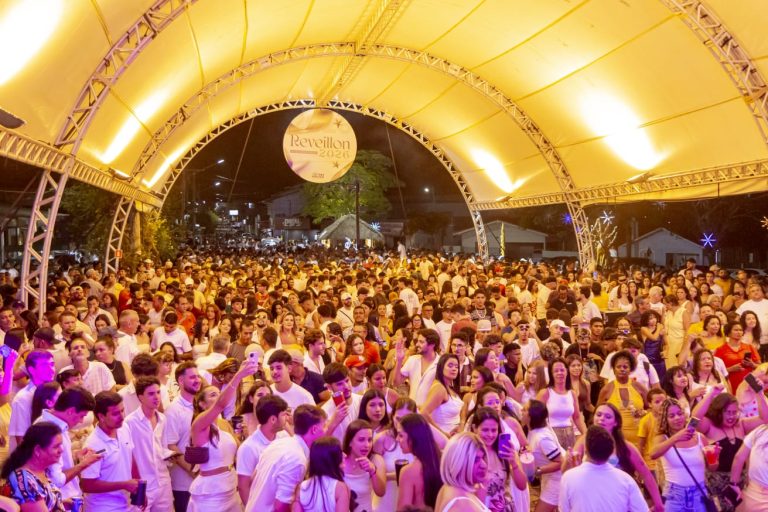 Réveillon em Três Ranchos reuniu uma multidão na Praça do Rosário e marcou a chegada de 2026