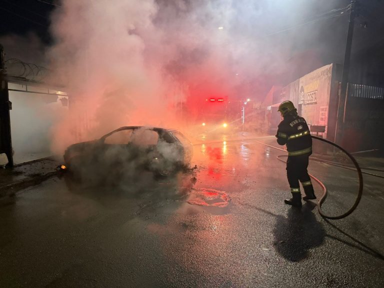 Incêndio atinge carro em residência no bairro Primavera, em Catalão