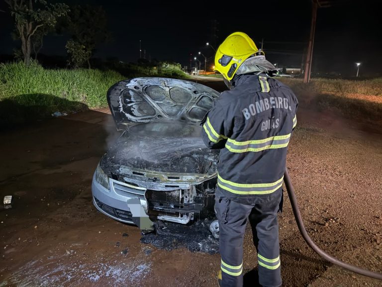 Bombeiros combatem incêndio em veículo no bairro Evelina Nour, em Catalão