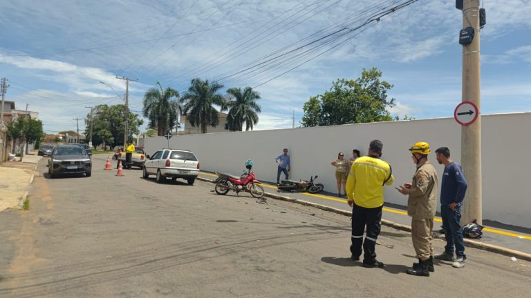 Grave acidente entre carro e moto deixa jovem inconsciente em Catalão