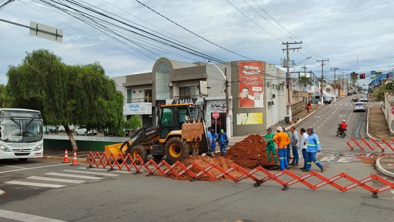 Trânsito em trecho da avenida Raulina segue interditado; prefeitura iniciou reparos para tapar cratera