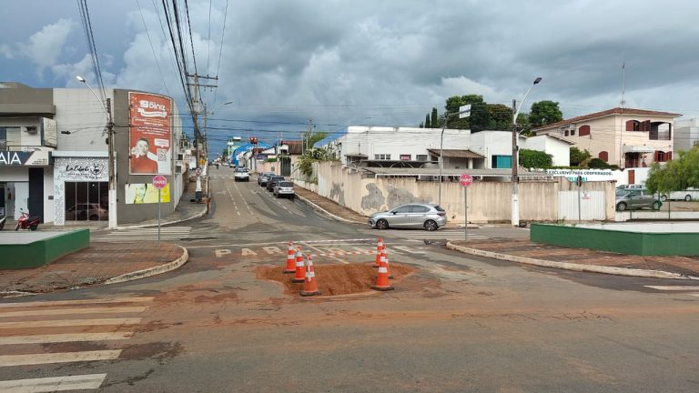 Trânsito é liberado após erosão causada por chuvas no Centro de Catalão