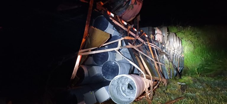 Motorista fica ferido após caminhão capotar na BR-050, em Campo Alegre de Goiás