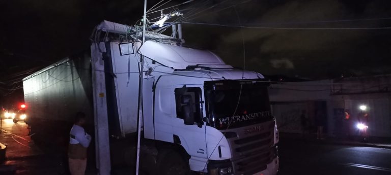 Caminhão colide com poste e deixa parte do bairro Nossa Senhora de Fátima sem energia