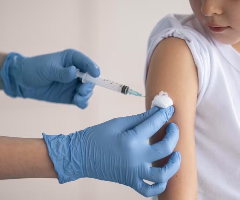 Catalão reforça combate à dengue com vacinação para crianças e adolescentes