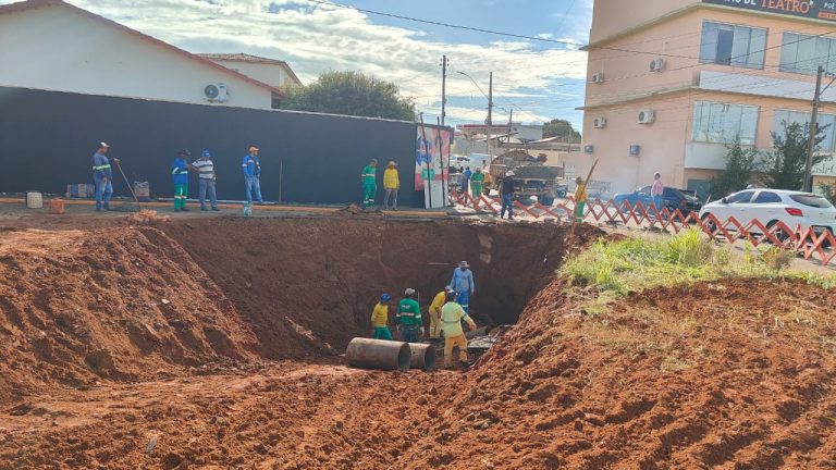 Rompimento na rede pluvial causa interdição parcial no bairro Mãe de Deus, em Catalão