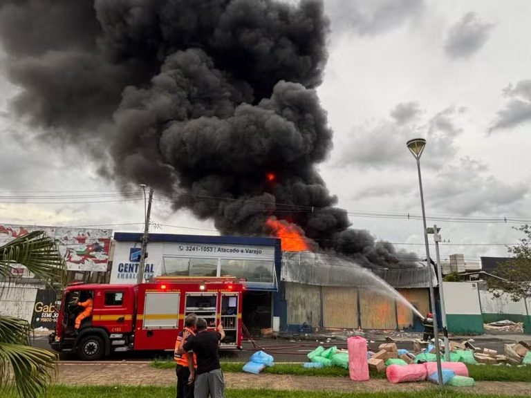 Incêndio de grandes proporções destrói depósito de loja de embalagens no Centro de Araguari